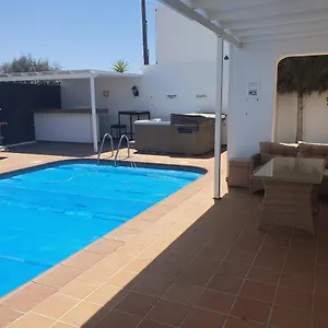 Fun Family Villa-crazy Golf Course-heated Pool-cocktail Bar-jacuzzi-games Room-wifi &uk Tv Villa Puerto del Carmen (Lanzarote)